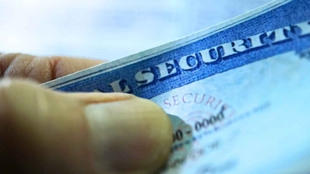 The Maximum Social Security Benefit at Age 62 vs 70 in 2025